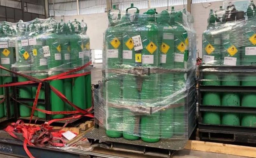 Polícia apreende 33 cilindros de oxigênio escondidos por empresa em Manaus