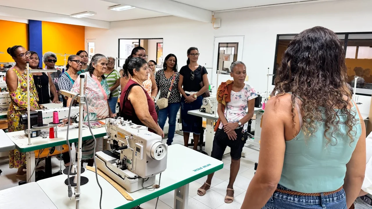 Mesa de Costura inicia atividades com visita a ateliê e projeta geração de renda a partir do reaproveitamento de jeans