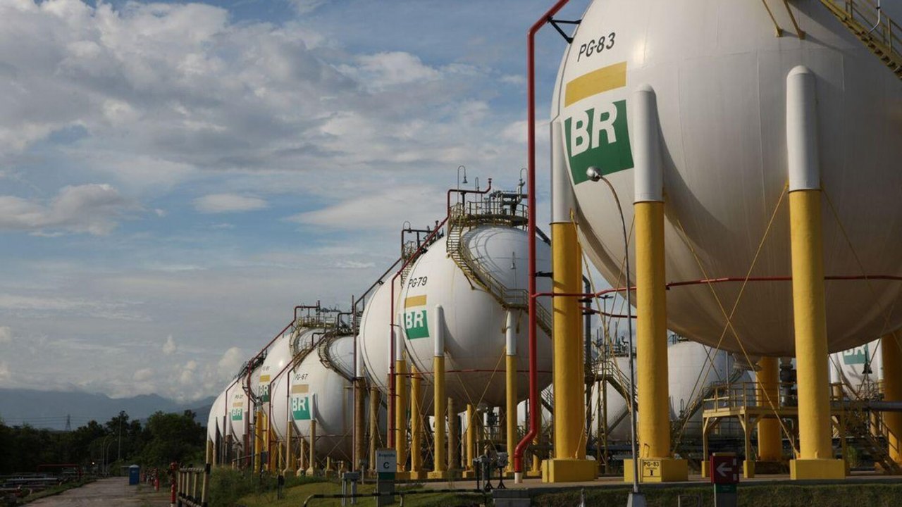 Adeptos de Jair Bolsonaro tentam, sem sucesso, bloquear refinarias de petróleo