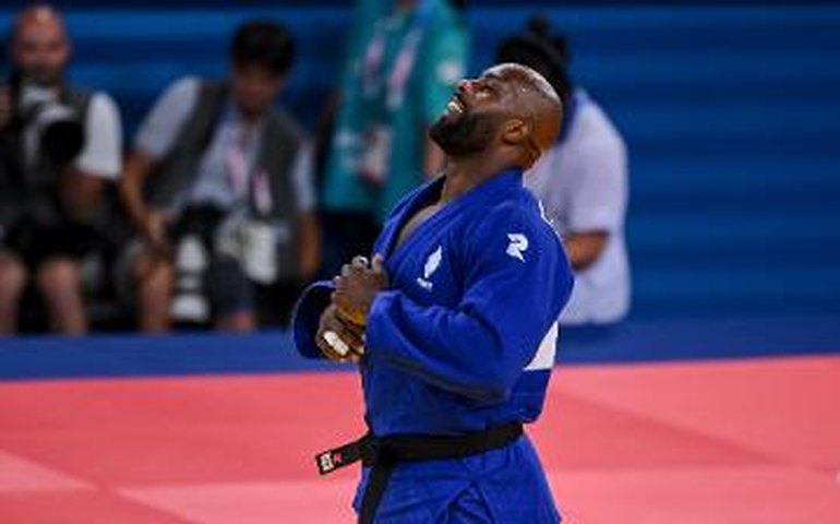 Teddy Riner cumpre expectativa, leva 3º ouro individual e canta hino francês com a torcida