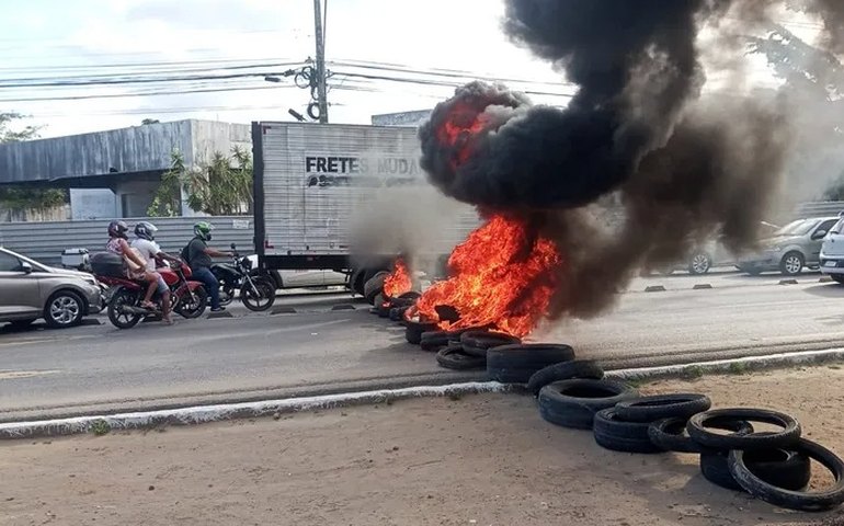 Motoristas por aplicativo fazem protesto por segurança e bloqueiam ruas em Maceió