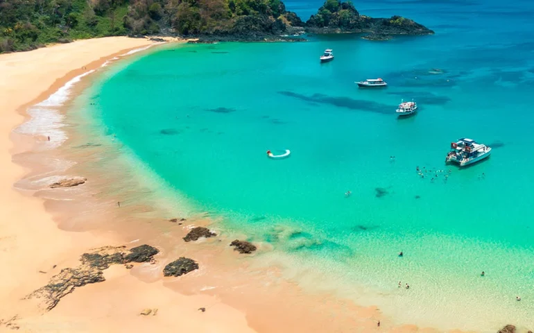 Turista morre após mergulho de 62 metros em Fernando de Noronha