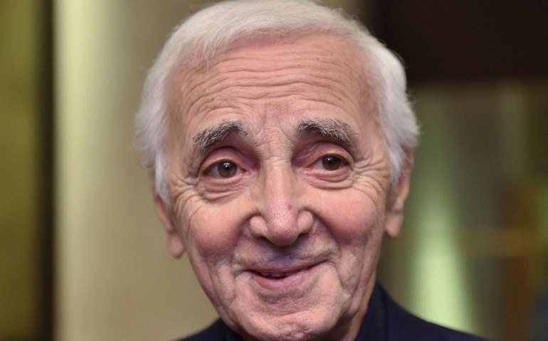 Charles Aznavour, cantor de números superlativos, morre aos 94 anos