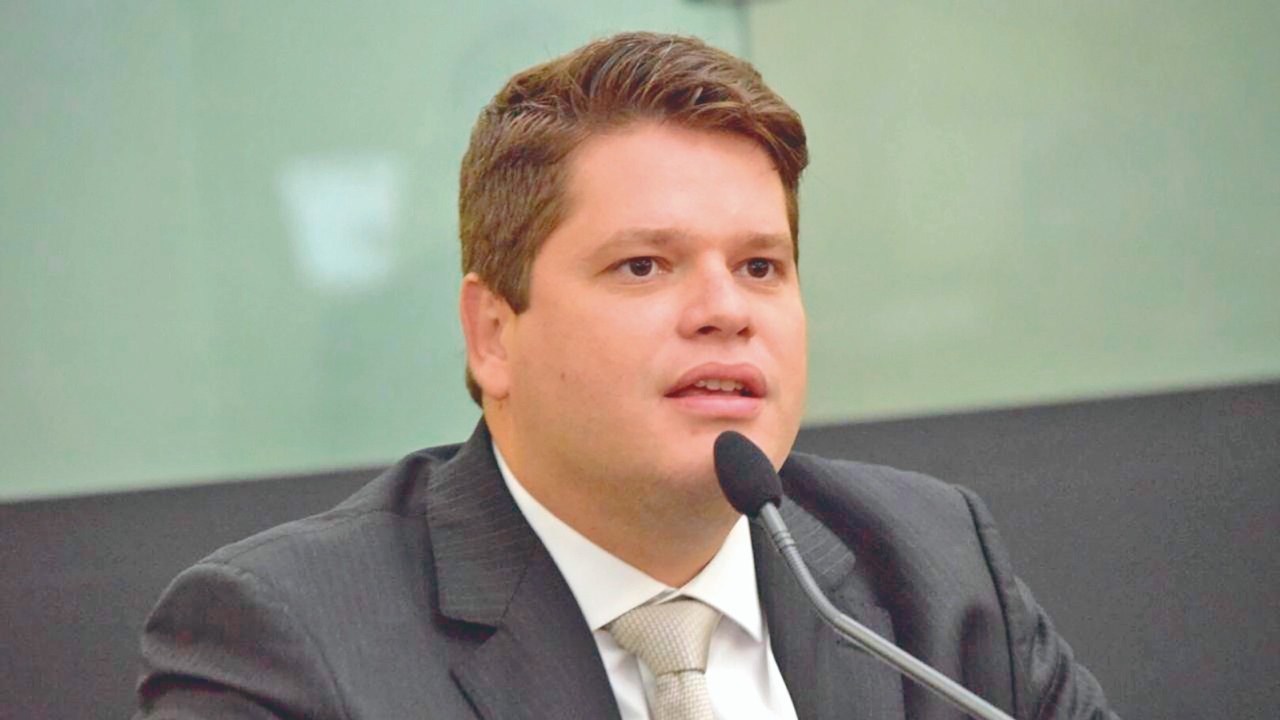 Davi Davino supera Renan Filho em pesquisa na capital