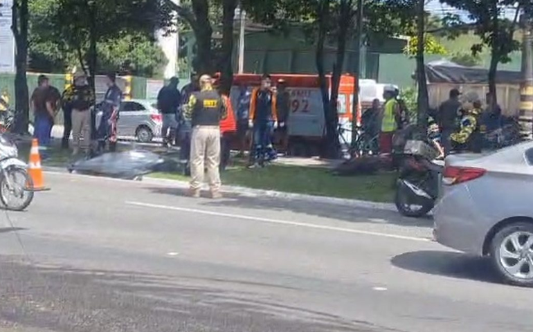 Motociclista morre após passar mal e colidir com caminhão e árvore em Maceió