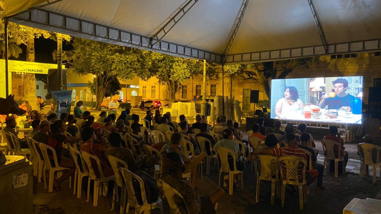 Cine Rua leva entretenimento para população em situação de rua