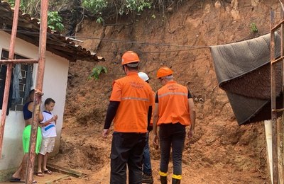 Chuvas intensas mobilizam equipes da Prefeitura de Maceió, que reforça ações em áreas de risco