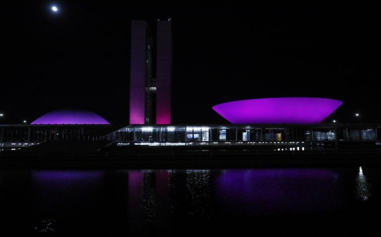 Congresso Nacional se ilumina de rosa para alertar sobre o câncer de mama