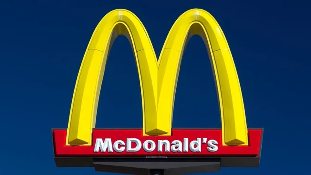 McDonald's testa anúncios de outras marcas nos painéis de cardápio