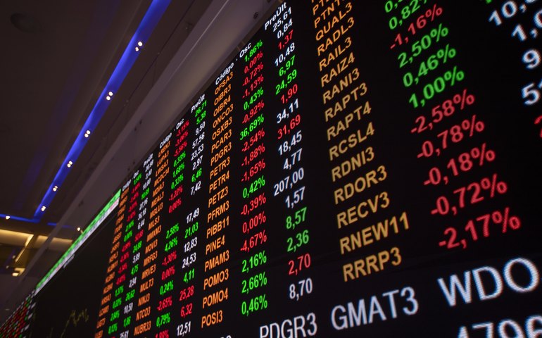 Ibovespa avança impulsionado por dividendos, recompra de ações e dados positivos dos EUA