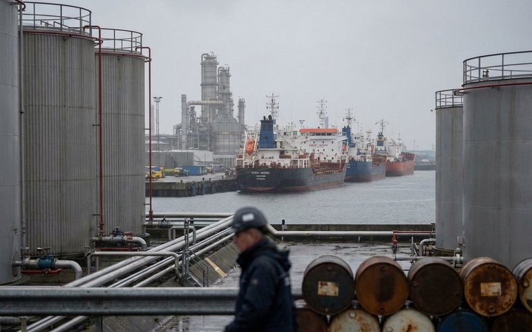 Petróleo fecha em queda após avanços em negociações de paz na Ucrânia e temor de excesso de oferta