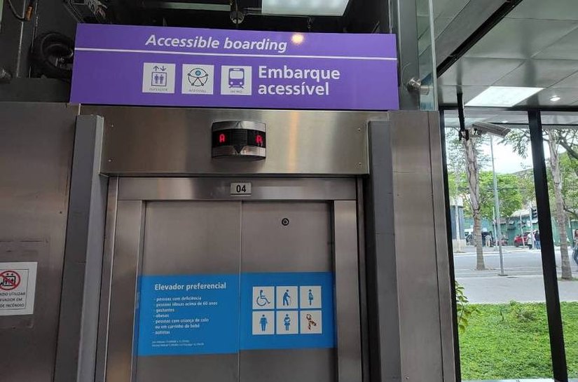 Defensor Público Federal destaca adoção de linguagem simples em metrô de SP como avanço na comunicação inclusiva