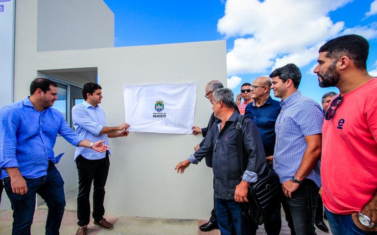 Prefeito Rui Palmeira entrega Ecoponto na Santa Lúcia