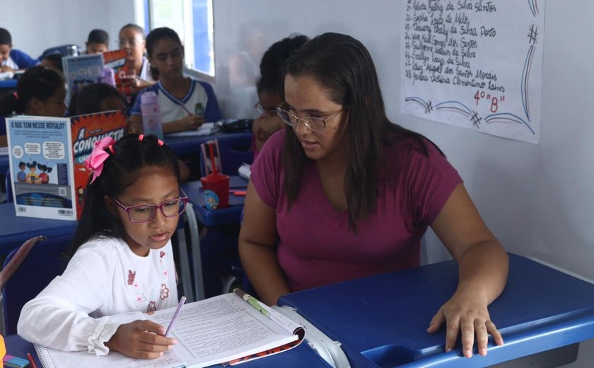Estudante peruana de 9 anos conta com intérprete durante as aulas
