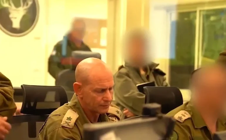 Israel bombardeia Beirute após ataque de drone do Hezbollah, enquanto a guerra regional se intensifica.