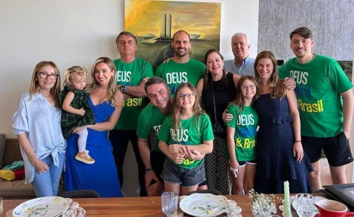 Jair Bolsonaro com os filhos, noras e netas, em almoço de Dia dos Pais