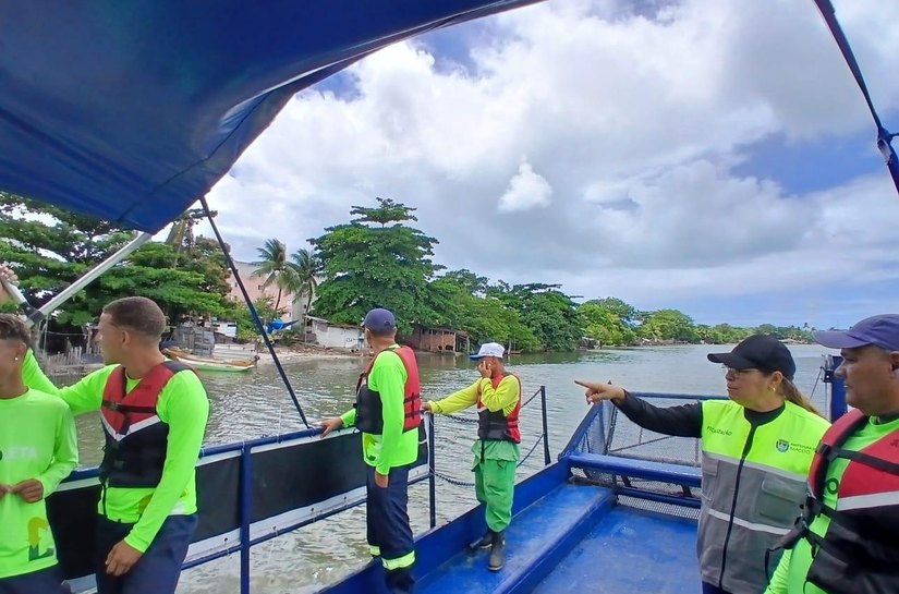 Colaboradores do Ecoleta conhecem o trabalho dos Ecoboats no Vergel do Lago