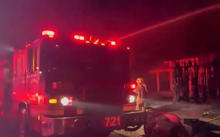 Incêndios forçam retirada de 80 mil moradores de Los Angeles