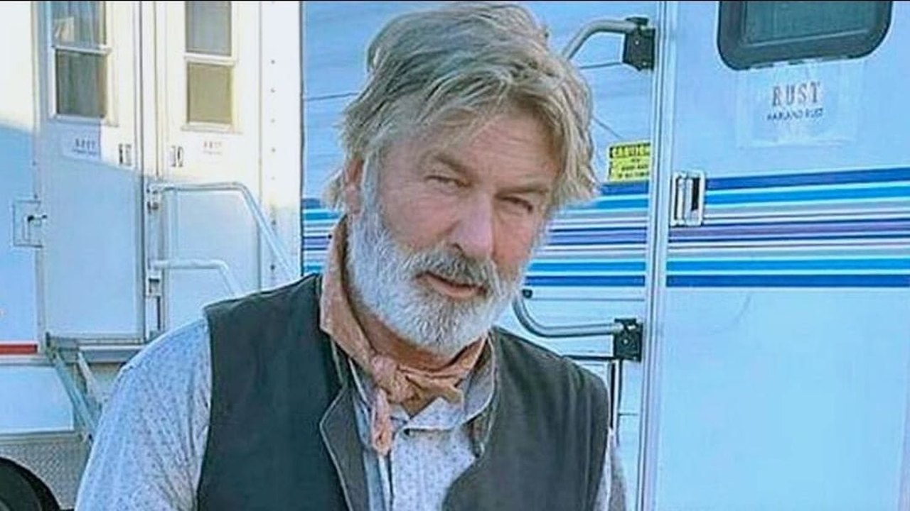 Diretora morre após Alec Baldwin disparar arma de fogo em set de filmagem