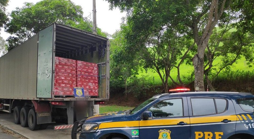 PRF apreende caminhões com cerca de 200 mil latas de cerveja sem nota fiscal em Cristinápolis / Foto: Divulgação/PRF
