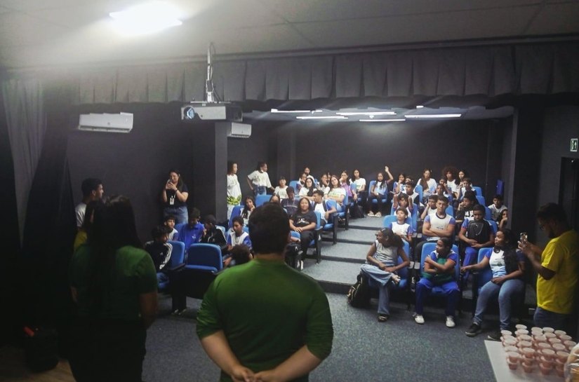 Alurb realiza Cine-Árvore no Parque Biblioteca
