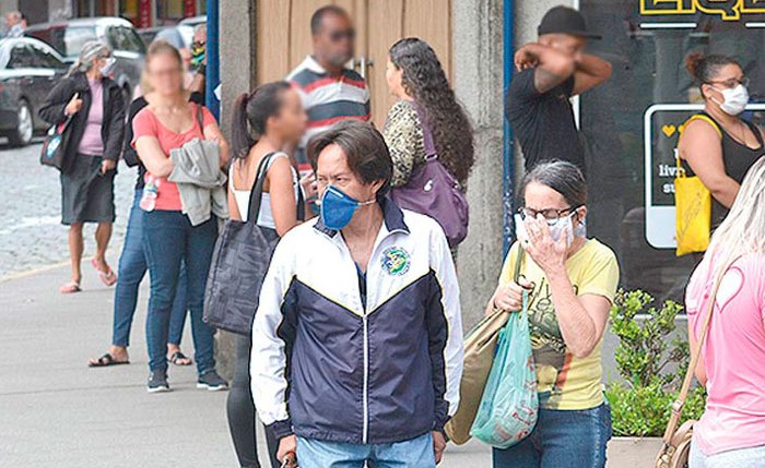 Apesar do alerta de especialistas, parte da população ainda resiste ao uso da máscara de proteção
