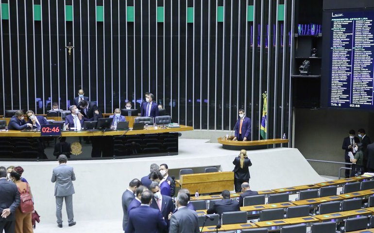 Em primeiro teste do dia, governo evita mudança no texto da PEC dos Precatórios