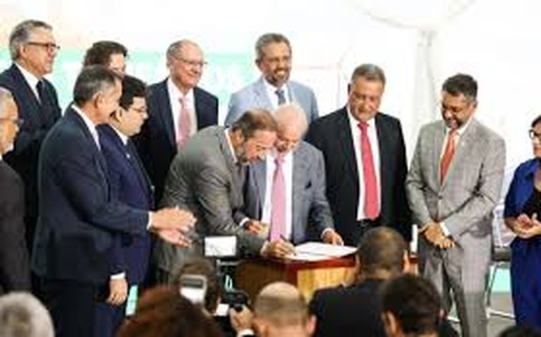 Lula assina MP que prevê redução de 3,5% a 5% na conta de luz