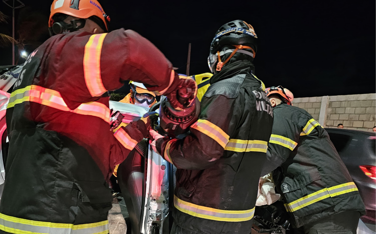 Corpo de Bombeiros socorre vítima após colisão de carro contra coqueiro em Maceió