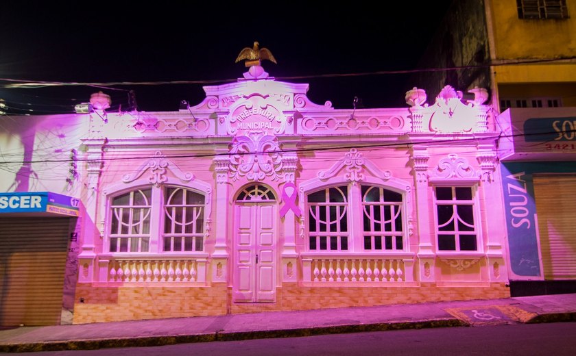 Prefeitura de Palmeira ilumina prédios e monumentos públicos em alerta ao Outubro Rosa