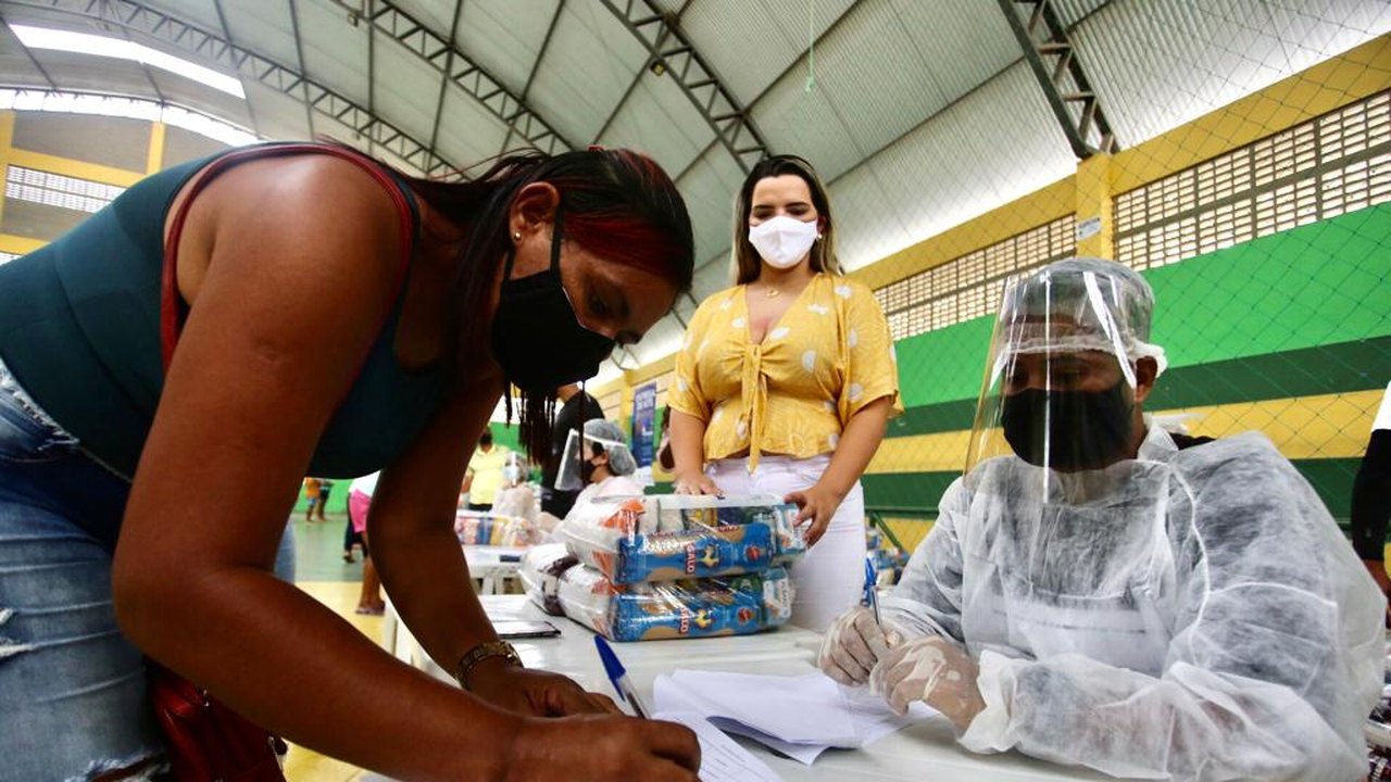 Famílias carentes recebem cestas básicas em Traipu