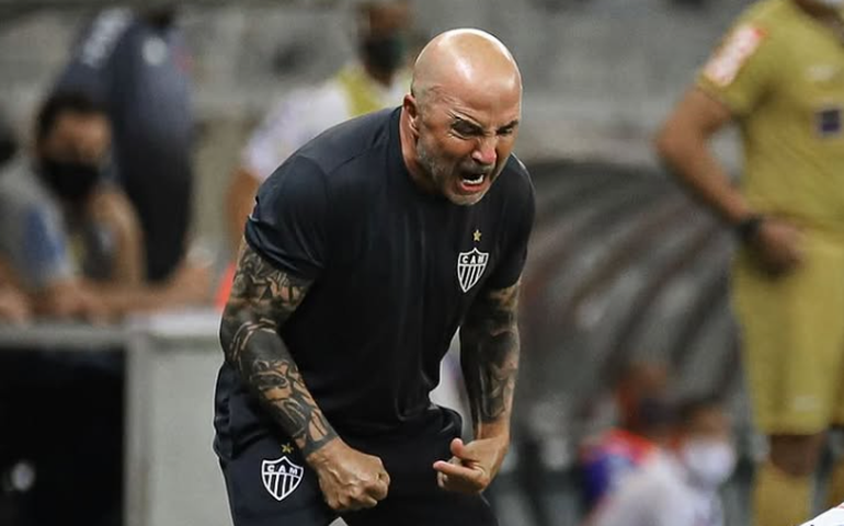 Sampaoli inicia sua 2ª passagem pelo Atlético-MG com longo papo, treino tático e desfalques