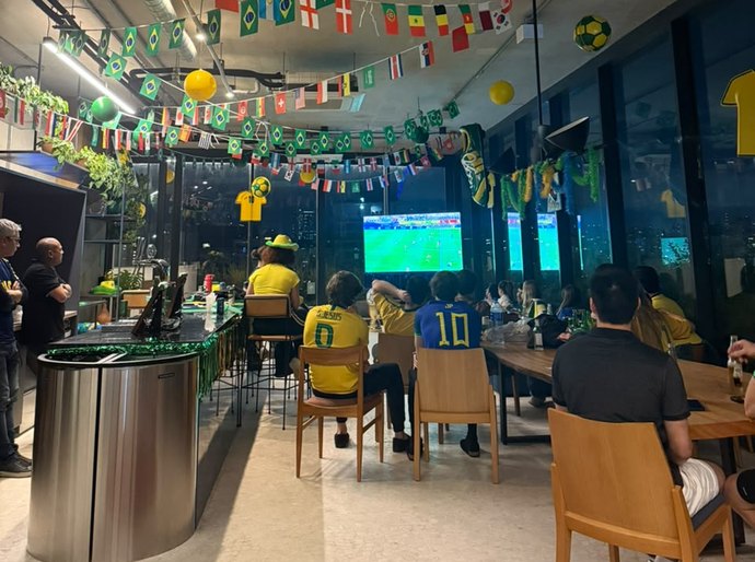 A nova forma de torcer: moradores encontram experiências de Copa dentro do próprio residencial