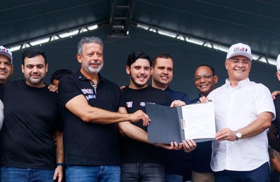 Ao lado de Arthur Lira, deputado Fernando Pereira destaca união de forças na assinatura da ordem de serviço para reforma do Mercado Público de São Miguel dos Campos