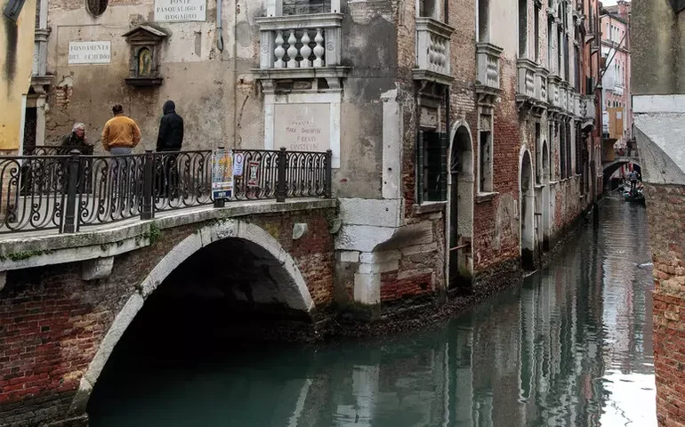 Bienal de Veneza poderá sofrer consequências por participação russa, avalia Meloni