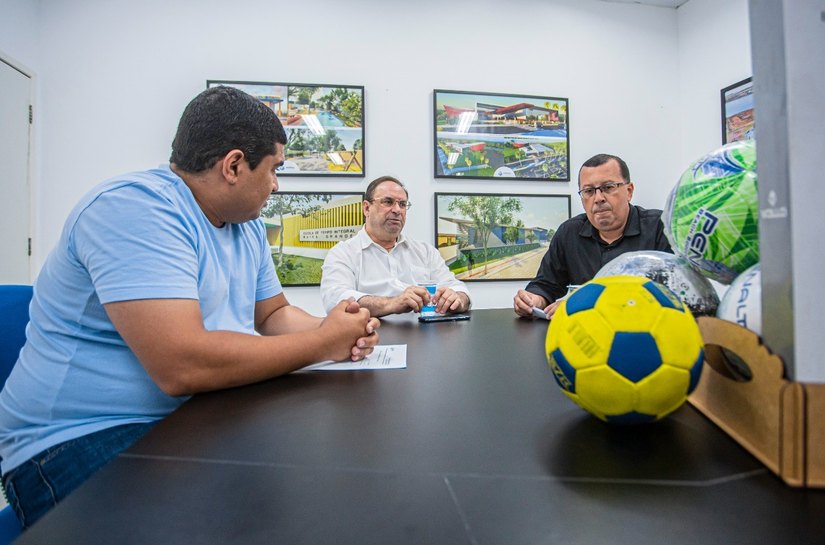 Prefeitura entrega kits para centros de apoio ao esporte em Arapiraca