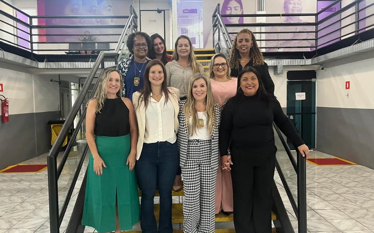 Prefeita de Atalaia visita Delegacia Especializada e conhece boas práticas da Sala Lilás