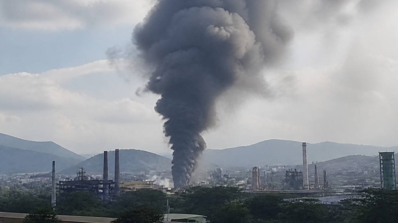 Explosão durante operação na CSN provoca grande coluna de fumaça em Volta Redonda