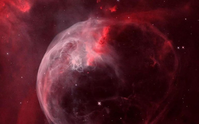 Astrônomos detectam enorme bolha de poeira e gás que modelos atuais não podem explicar