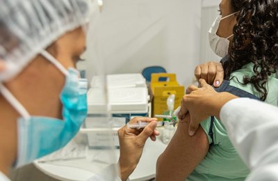 Maceió antecipa vacinação contra a Covid-19 para pessoas com 42 anos