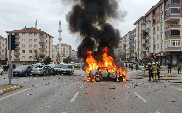 Carro vira bola de fogo após colisão em cruzamento na Turquia