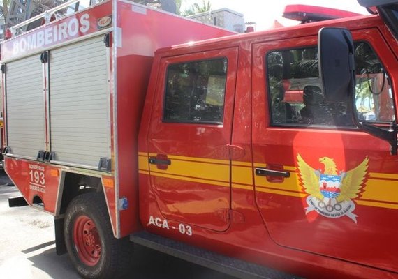 Bombeiros são acionados para conter incêndio em prédio comercial na antiga Amélia Rosa