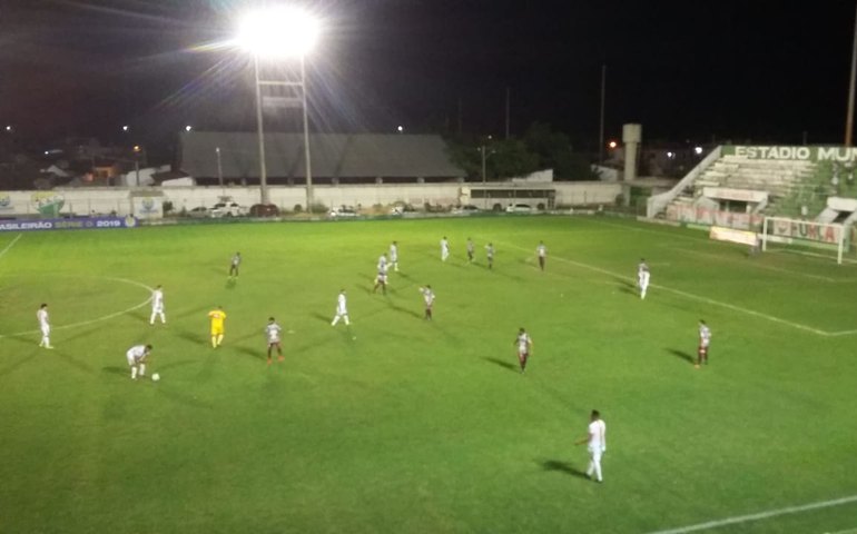 Coruripe não aproveita o fator casa e perde novamente para o Fluminense de Feira
