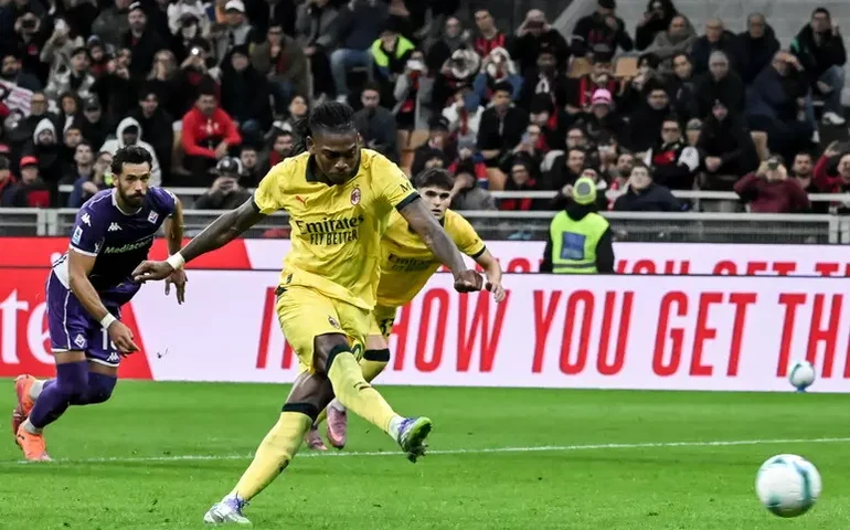 Rafael Leão brilha e coloca Milan na liderança da Série A