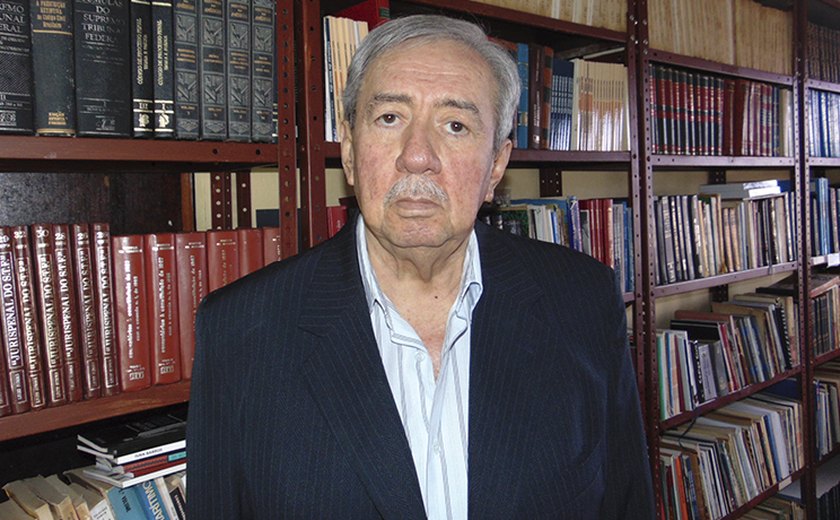 Escritor Ivan Barros lança livro  biográfico sobre Divaldo Suruagy