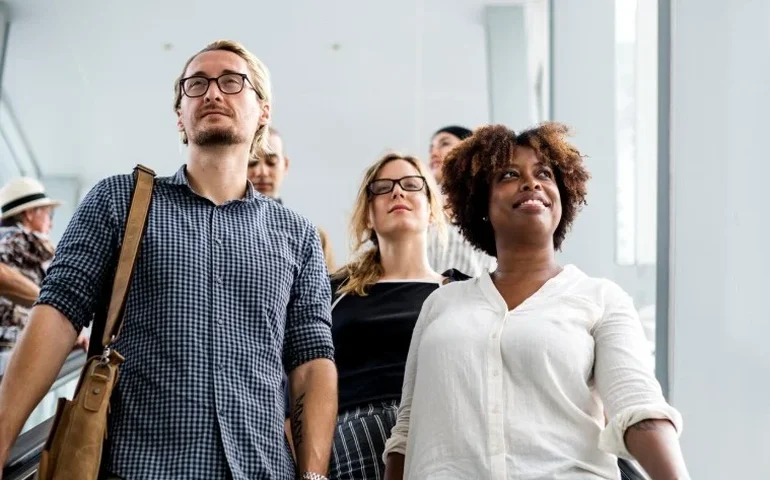 Você sabe o que é job hopping? Entenda o que realmente faz um profissional querer permanecer no emprego