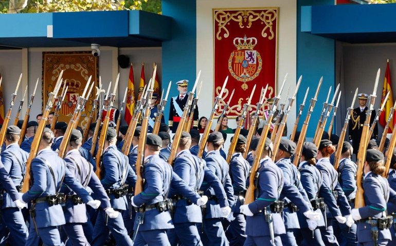 Espanha celebra Festa Nacional com desfile militar e gritos de protesto