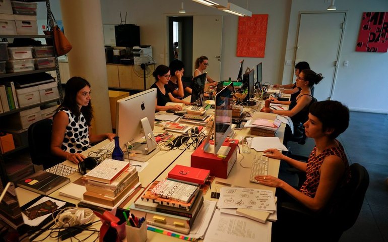 Emprego feminino aumenta 11%, mas desigualdade salarial persiste