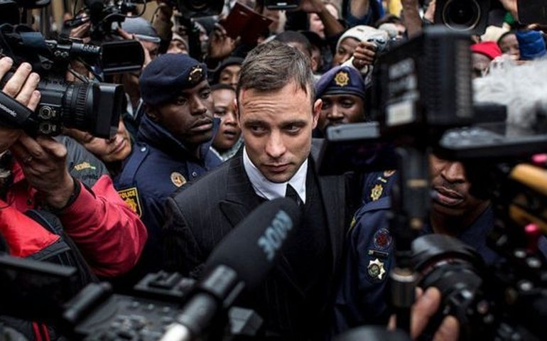 Condenado por matar namorada, Oscar Pistorius deixa a prisão e é posto em liberdade condicional