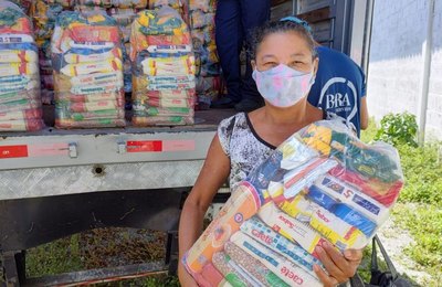 Famílias inscritas no Cadúnico são beneficiadas com cestas básicas